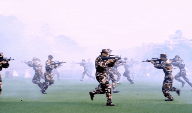 广西高校军训硬核如战狼 真枪实弹堪比大片