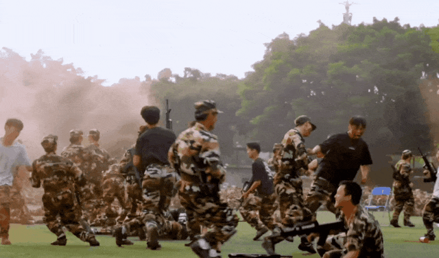 广西高校军训硬核如战狼 真枪实弹堪比大片