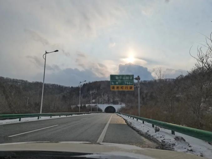 高速隧道行车安全:进出隧道前必须知道的几个要点