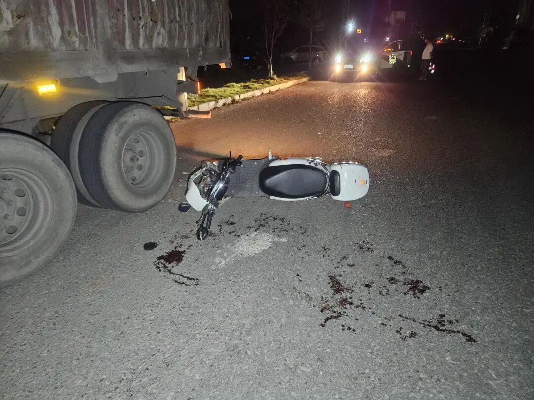 14岁骑车带人撞上半挂车,这些未成年人事故案例要警惕