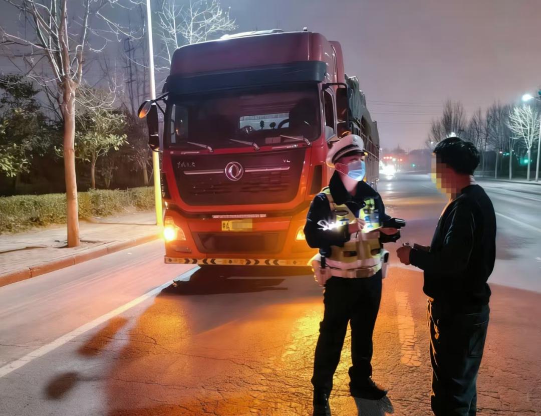 郑州漯河近期重型货车及摩托车闯红灯违章案例曝光