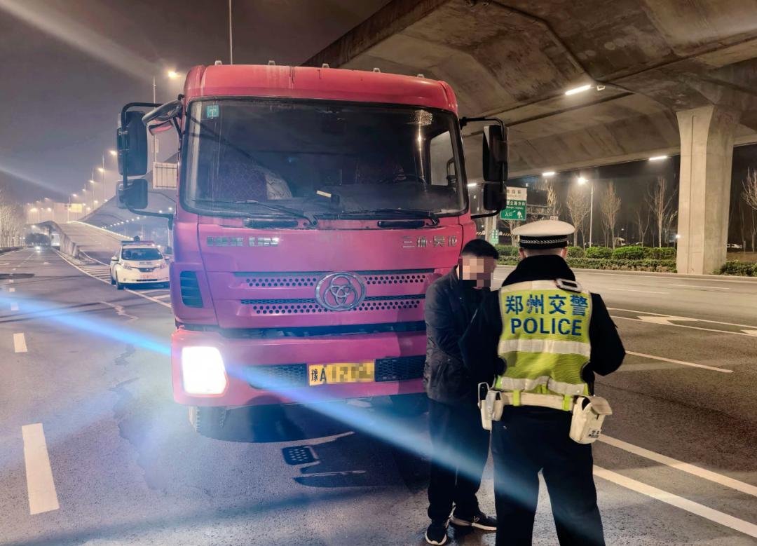 郑州漯河近期重型货车及摩托车闯红灯违章案例曝光