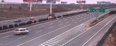 高速上不挂车牌还超速?小心重罚