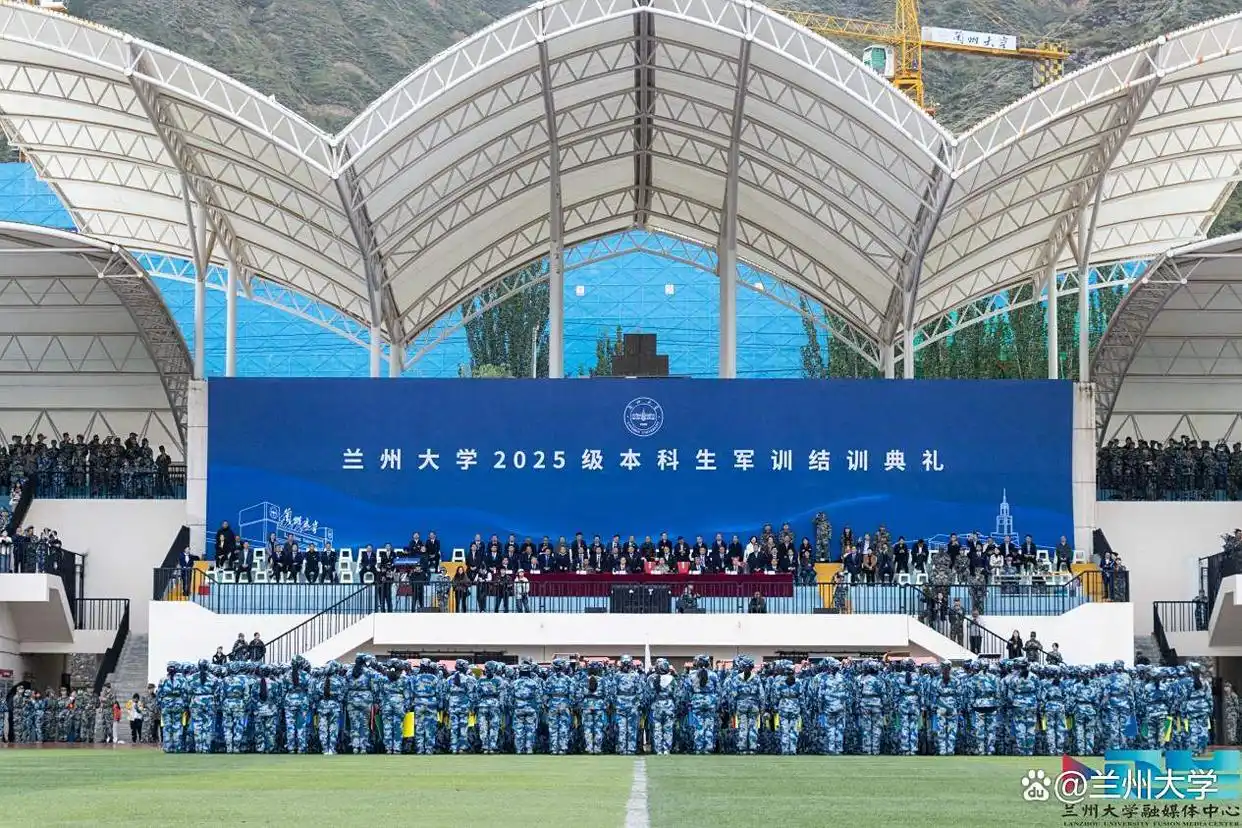 兰州大学2025级本科生军训结训，各方阵展飒爽英姿