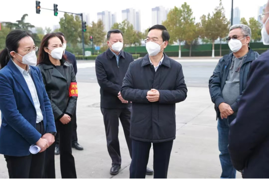 疫情下学校干部师生下沉一线，全力守护师生健康安全与校园平安