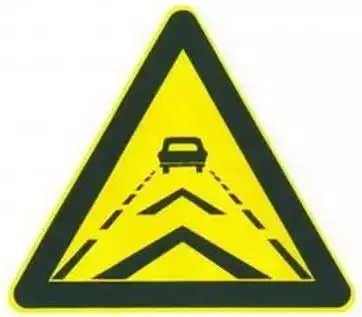 老司机揭秘:高速上蓝底问号加灯泡交通标志的含义与作用