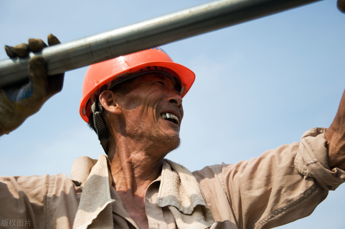 停工令致农民工返乡,今年挣钱更难,秋冬行业停工咋回事?