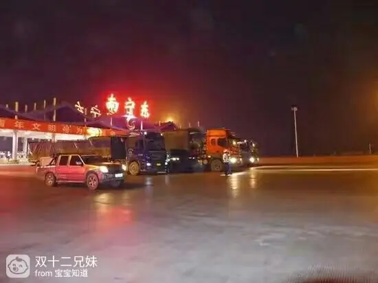 高速交警夜查！货车超员、违规加长，这些行为太危险