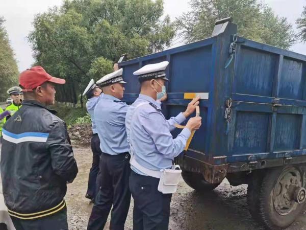 哈市交警严打交通违法,重点整治超载大货闯红灯等行为
