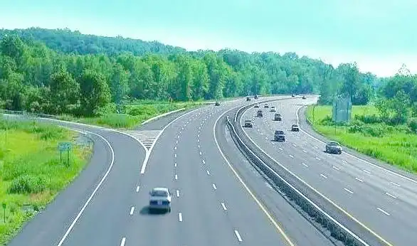 高速驾驶安全要点:掌握常识与技巧,关注车况与突发应对