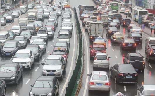 汽车拥堵催生电动车，如今电动车也限号，出行咋兼顾环保便利？