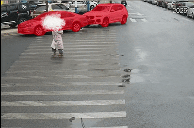 人行道、斑马线、非机动车道,这些违章高发地段千万别乱停车