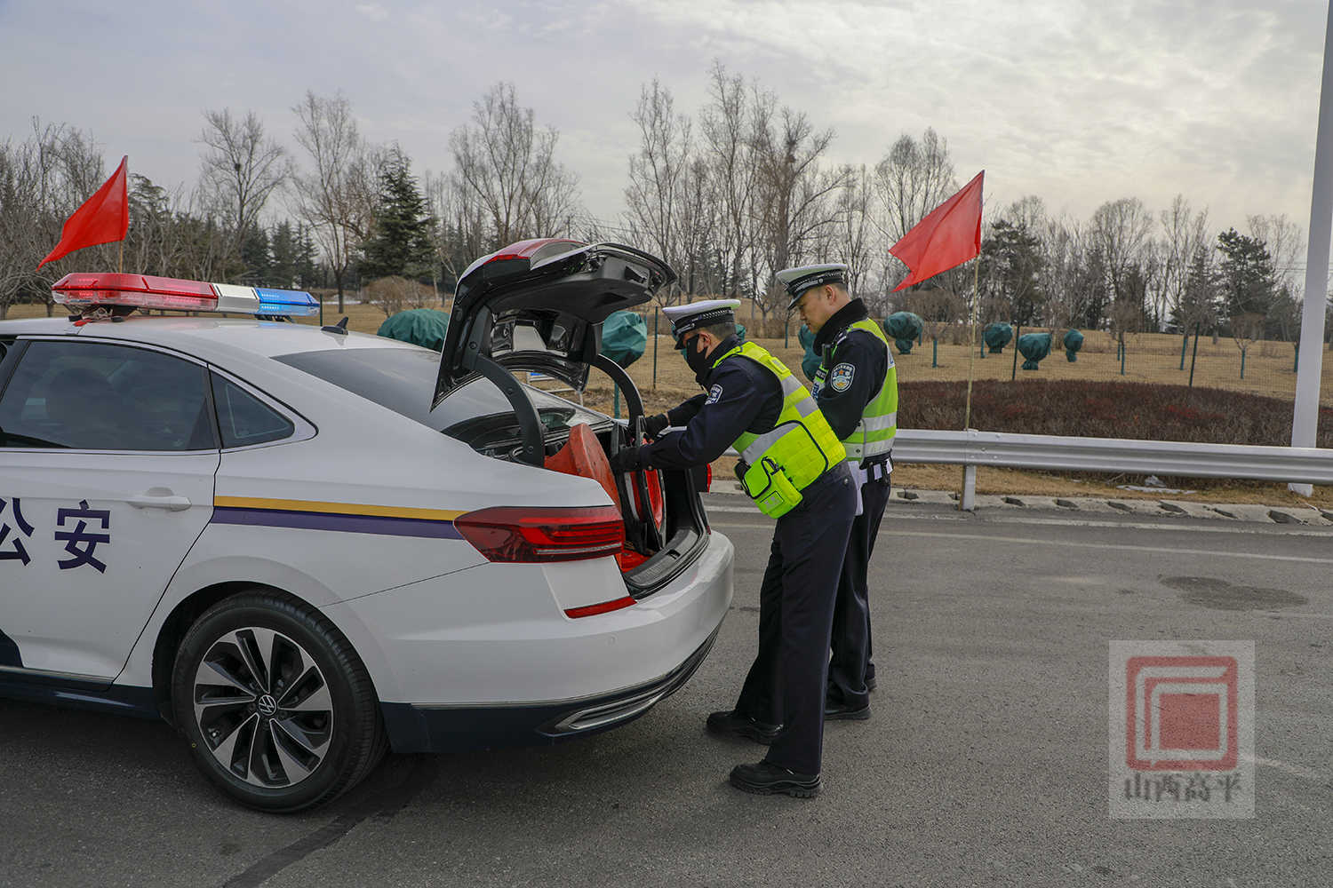春节高速交警坚守一线,保市民旅客平安出行