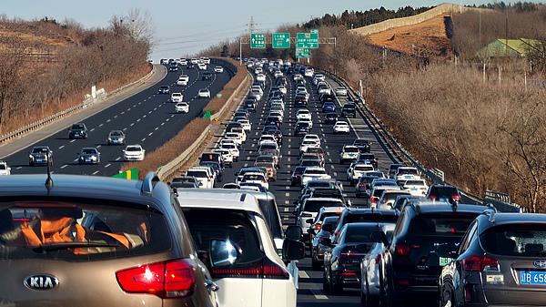 春节返程高峰遇恶劣天气,高速交通流量受影响,出行攻略请查收