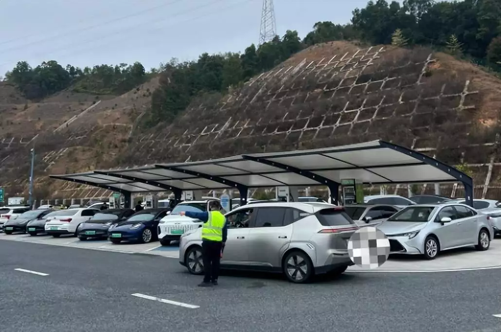 高速节假日免费致拥堵,老司机揭秘出行扎堆堵车真相