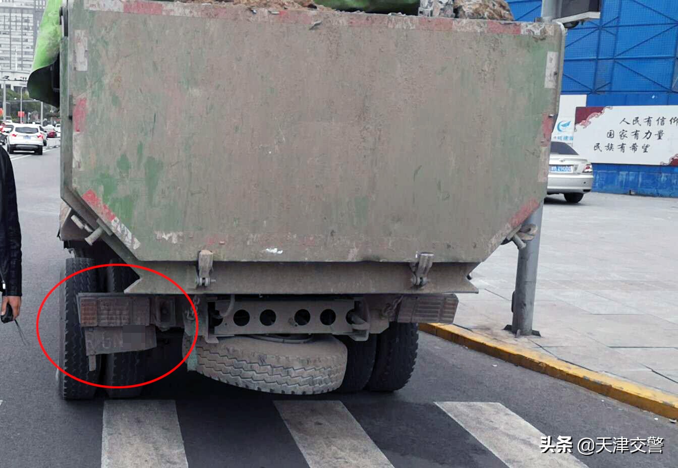 轻型自卸货车涉牌闯限行，司机领700元罚单记14分