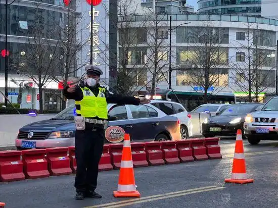 早晚高峰高架易拥堵，上海交警加大违法查处力度